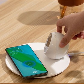 قاعدة الشحن اللاسلكي مع ساعة